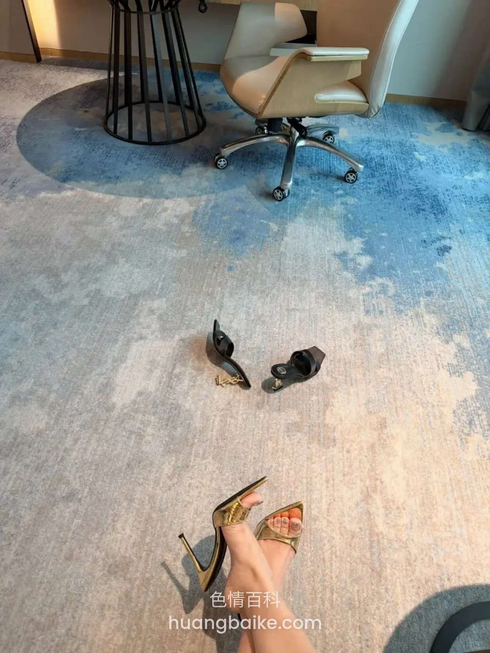 酒店地毯上两只高跟鞋，脚上穿了另一双