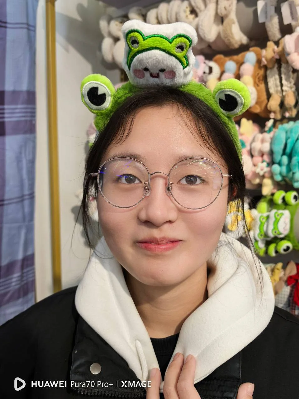 穿着格式情趣内衣在酒店跟男友啪啪 完美露脸皮肤白皙小穴很粉嫩 一点点阴毛 平时带着厚厚的眼镜完全看不出私下这么浪 简直就是小淫娃 各种姿势无套内射