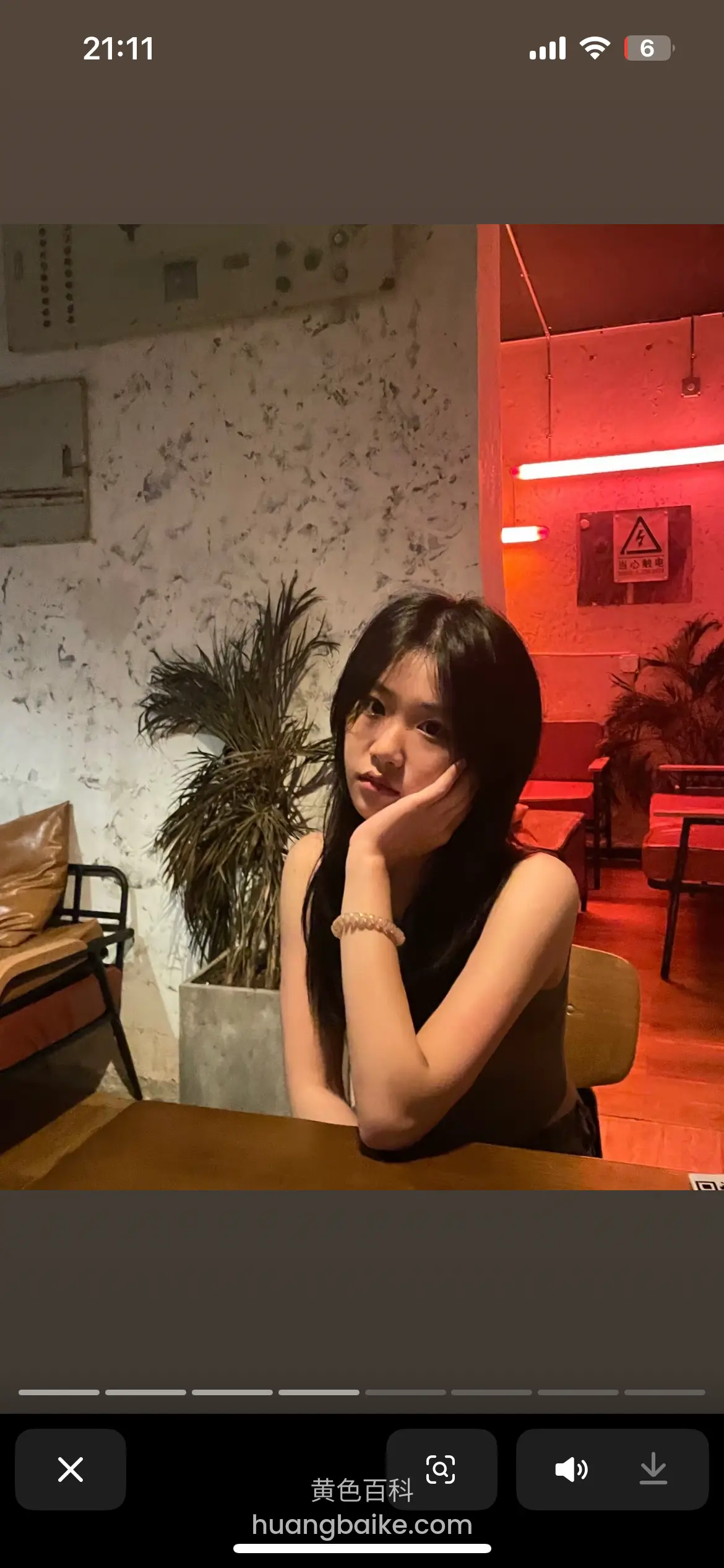 手机界面里撑着脸，右上角 21:11