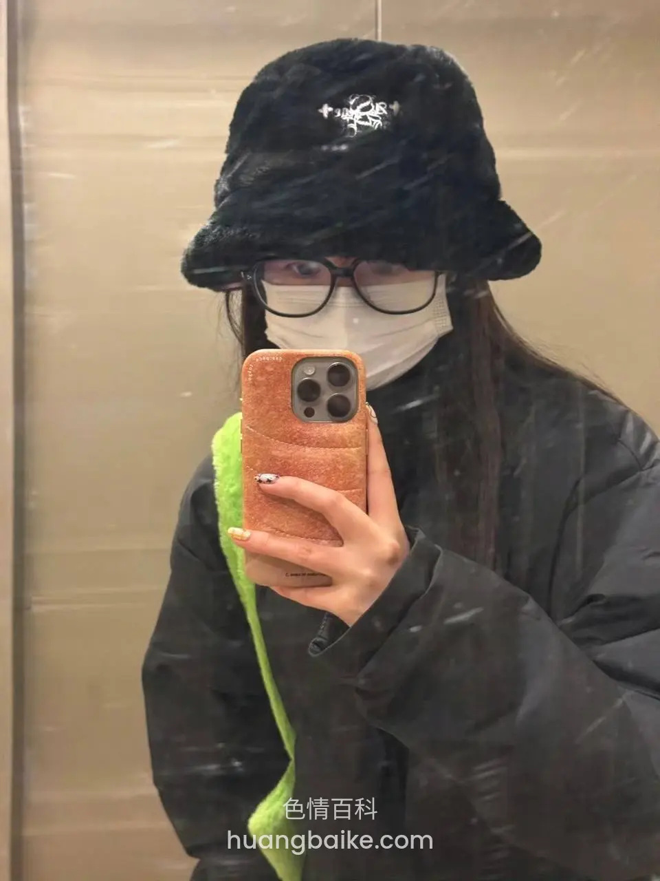 电梯里戴黑毛帽口罩眼镜，手机镜头怼脸