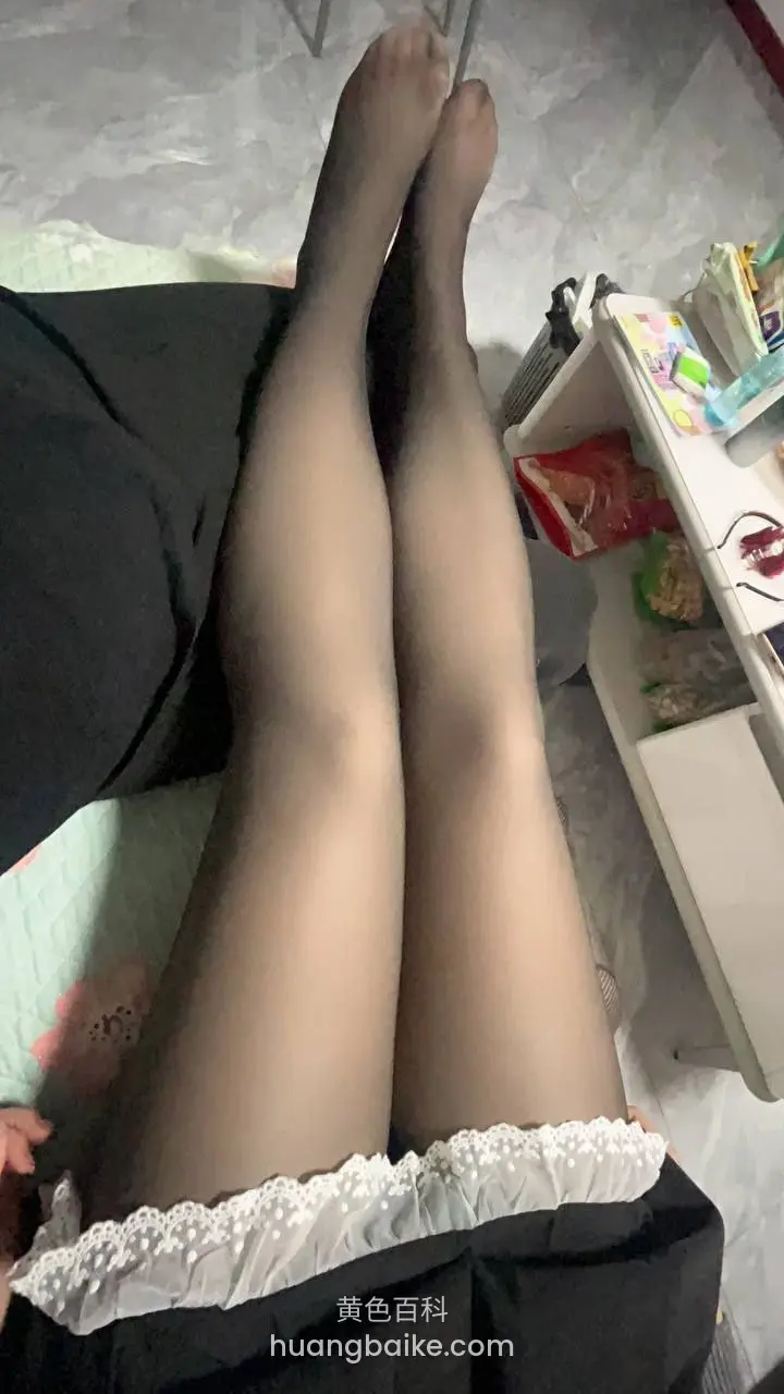 黑丝白边裙坐在地上伸直双腿