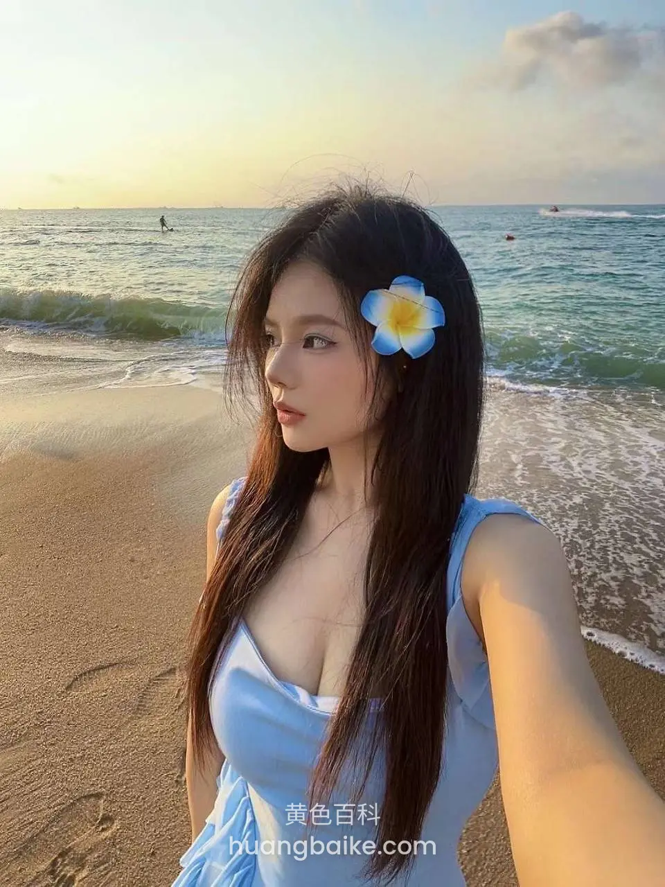 海边沙滩自拍，右手举手机对着镜头