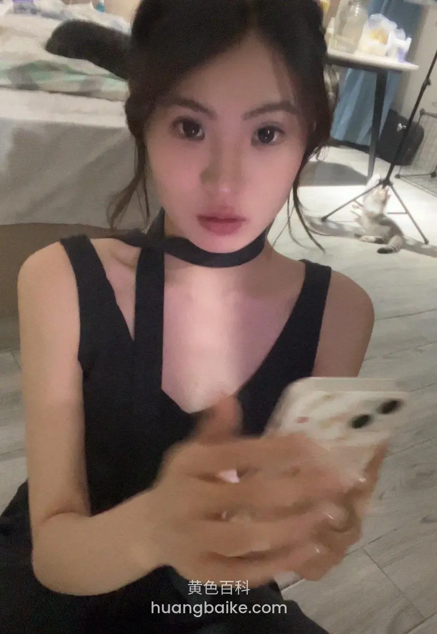 室内拿着手机看镜头