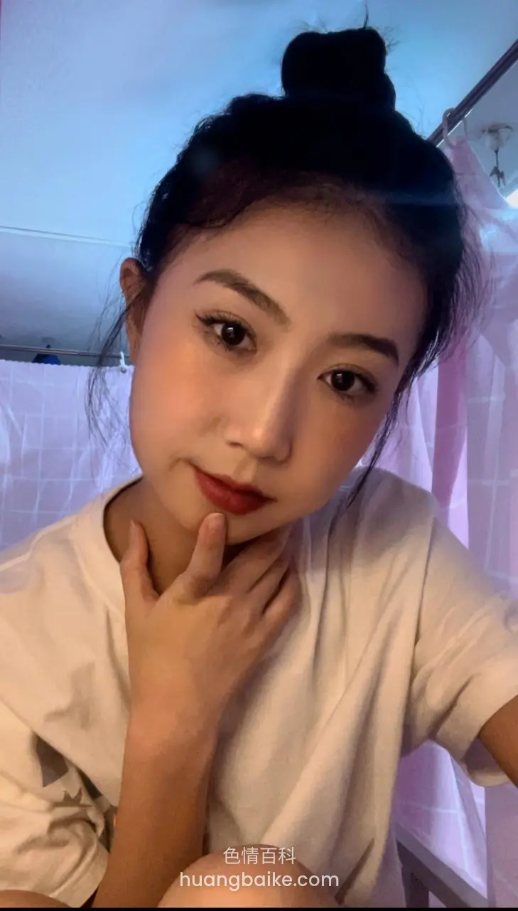 手指抵着下巴看镜头