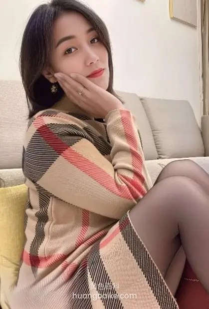 沙发上撑着脸，身后靠枕和窗帘