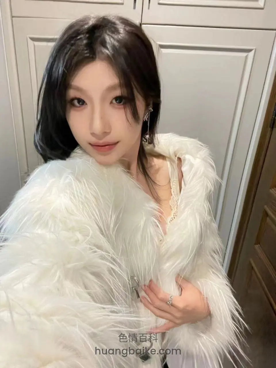 白羽毛外套，墙上柜门