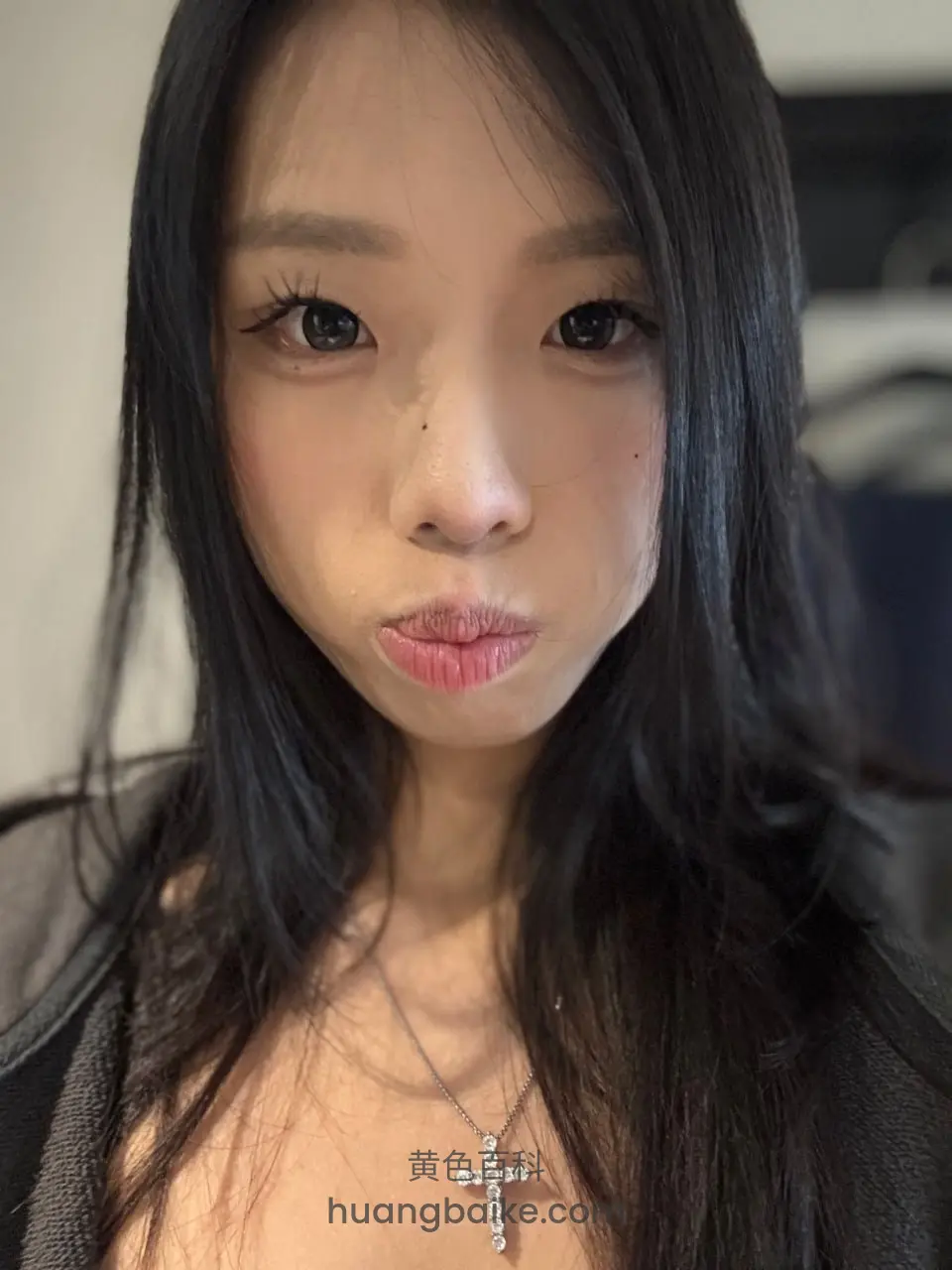 近距离镜头对着脸和十字架项链