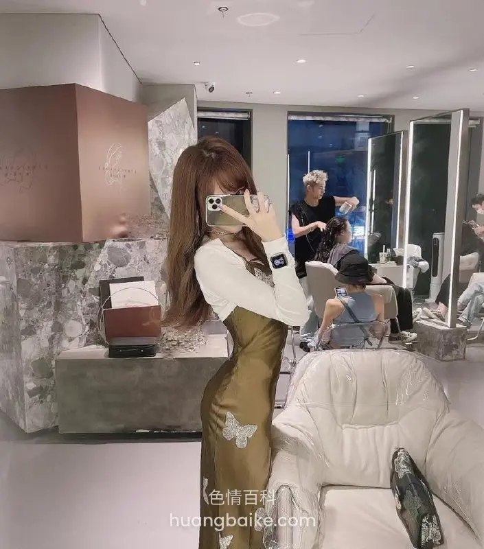 清纯学生妹的头按下去猛深喉，他的鸡巴一下下直顶到喉咙最里面，撅着肥屁股像只发情的小母狗