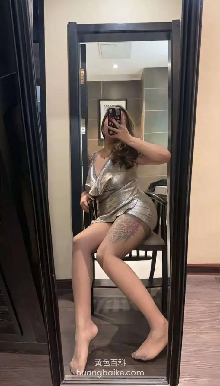 酒店镜子里手机举高拍全身，银色短裙