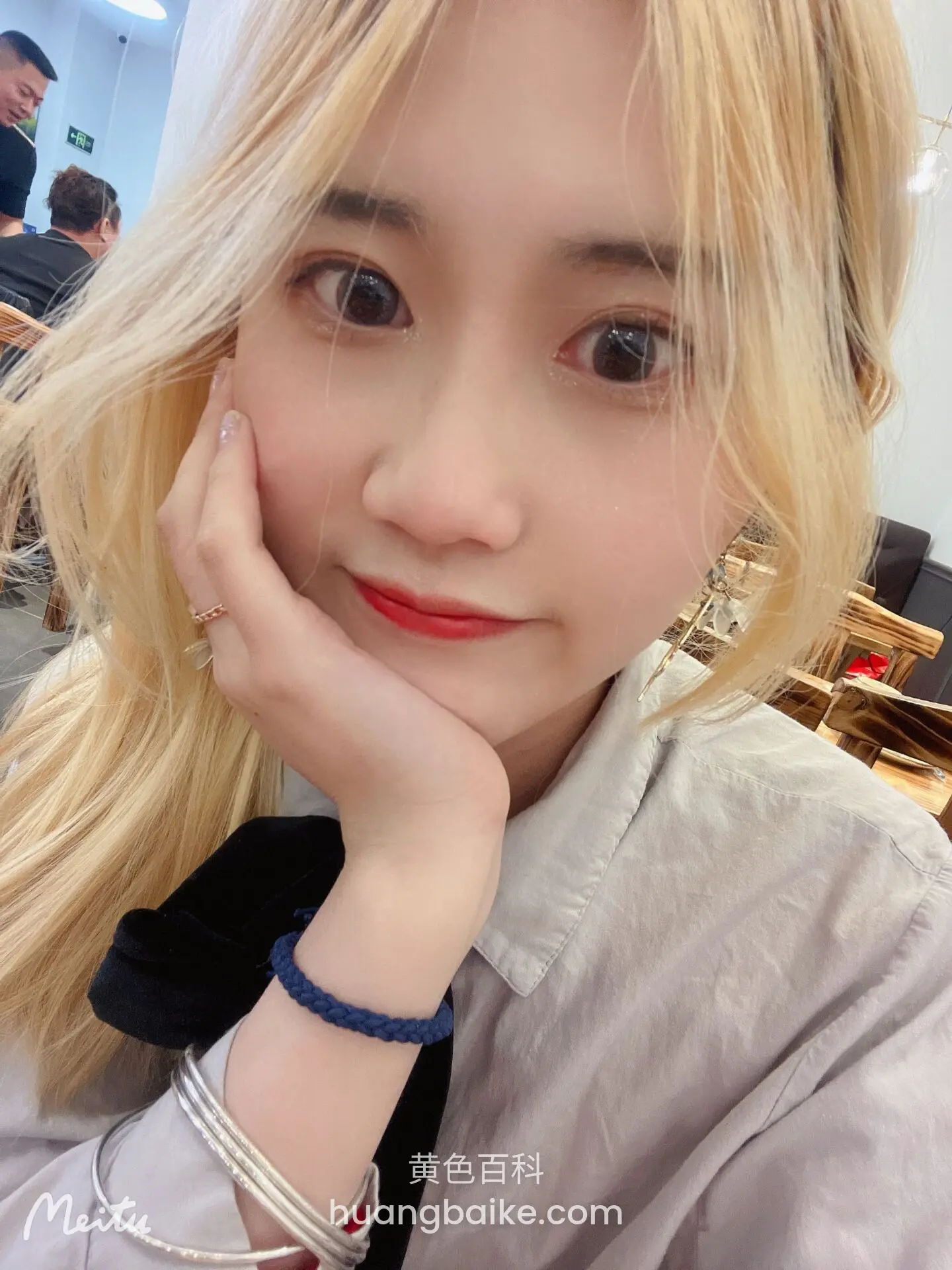 餐厅里托着下巴看镜头