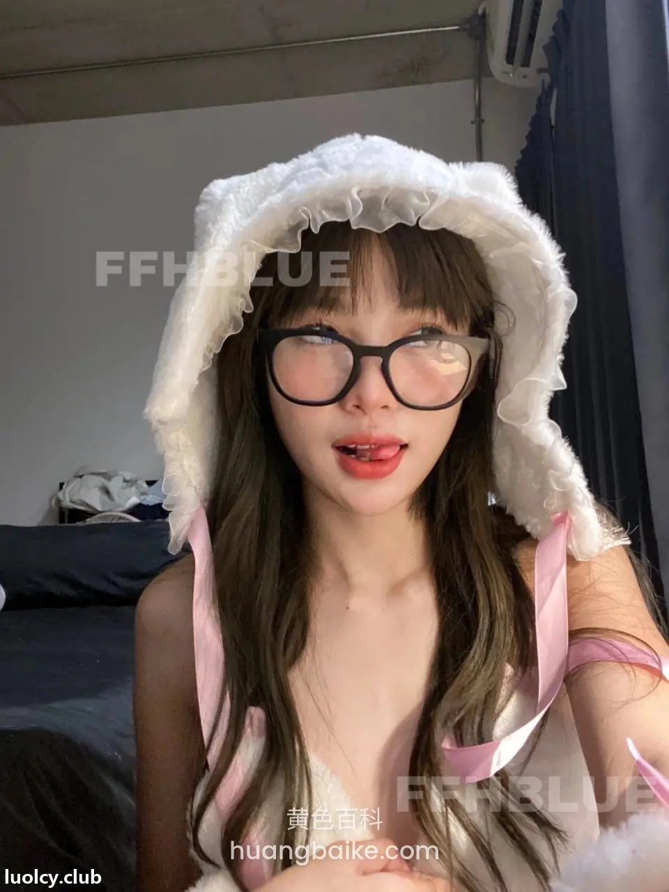 床上戴白毛绒帽自拍，双手捧胸前