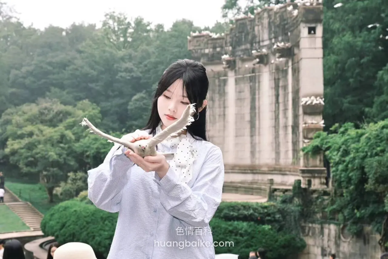 拿着骨头在石建筑前低头看