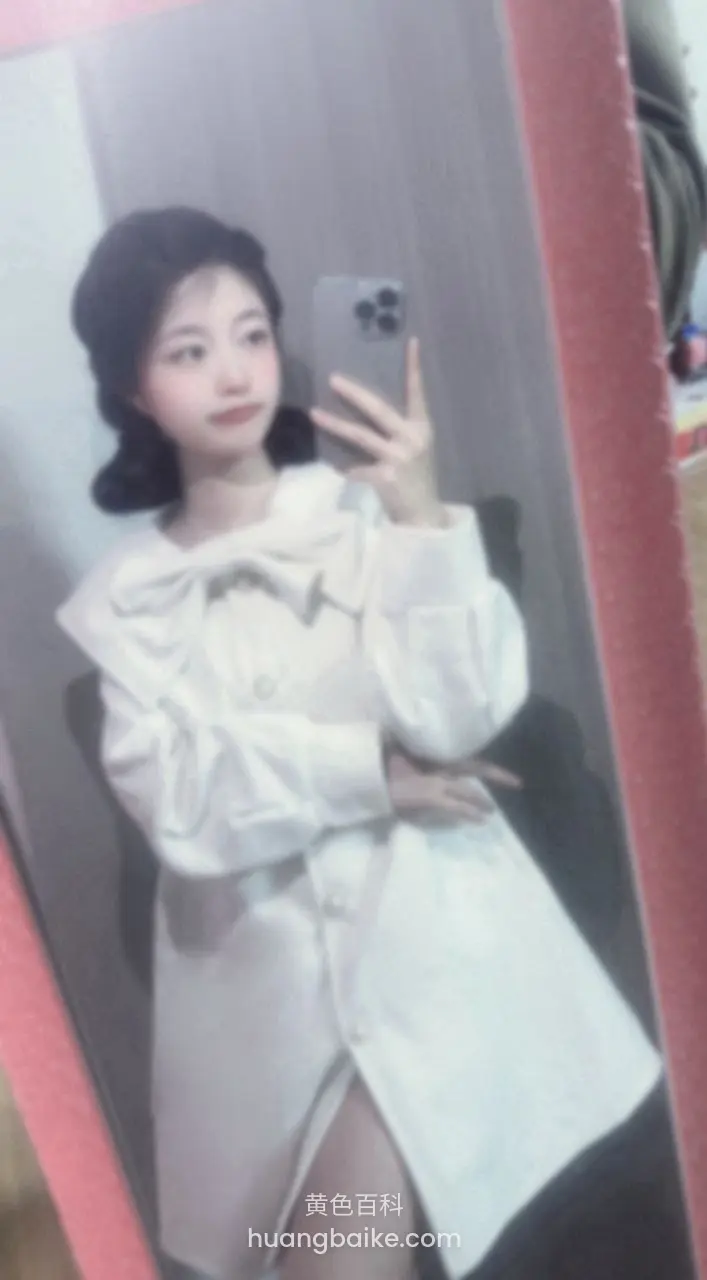镜子里白裙女孩举手机自拍