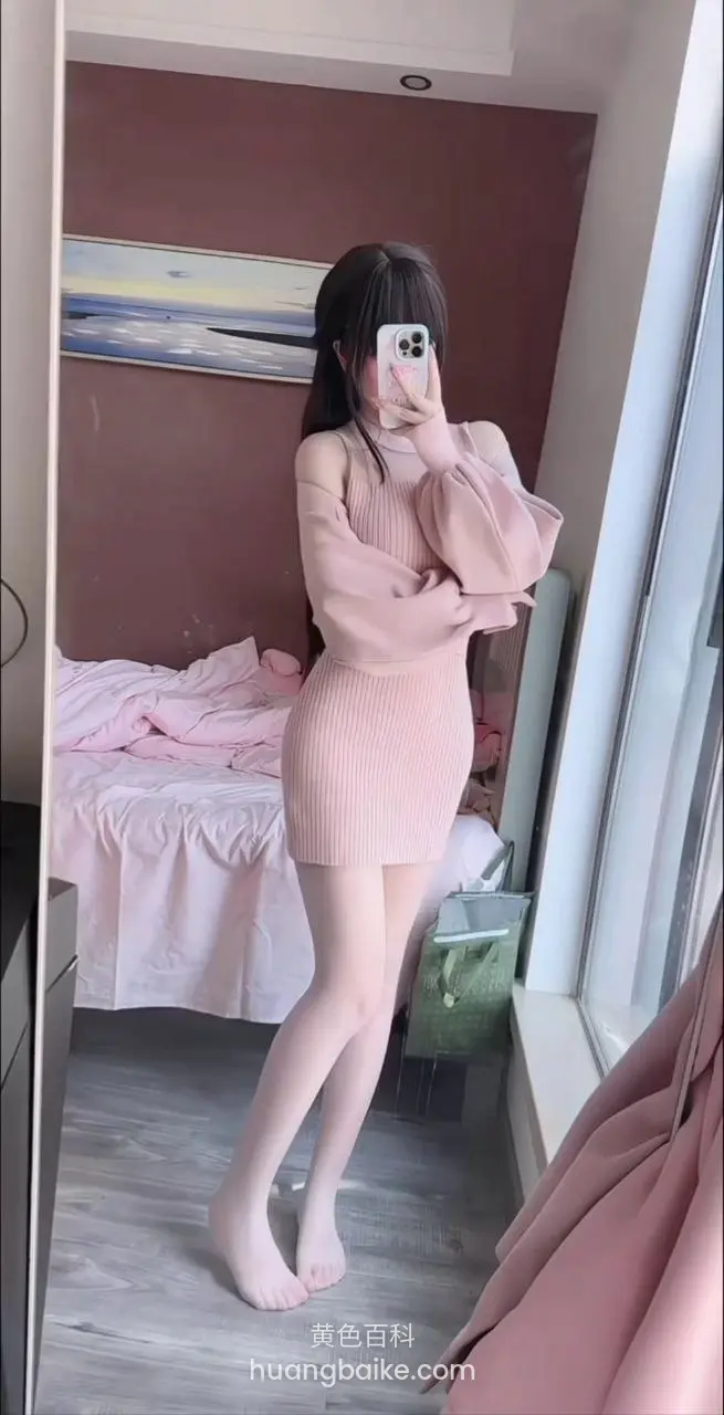 卧室镜子前自拍，手机举在脸前