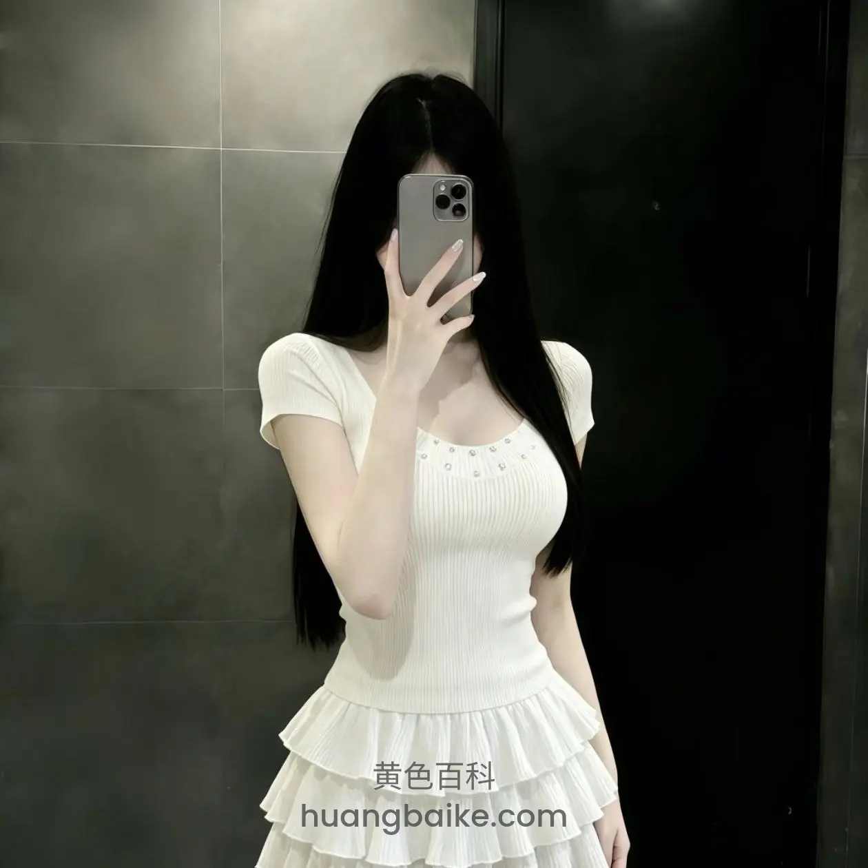 镜子前举手机自拍，挡住脸部