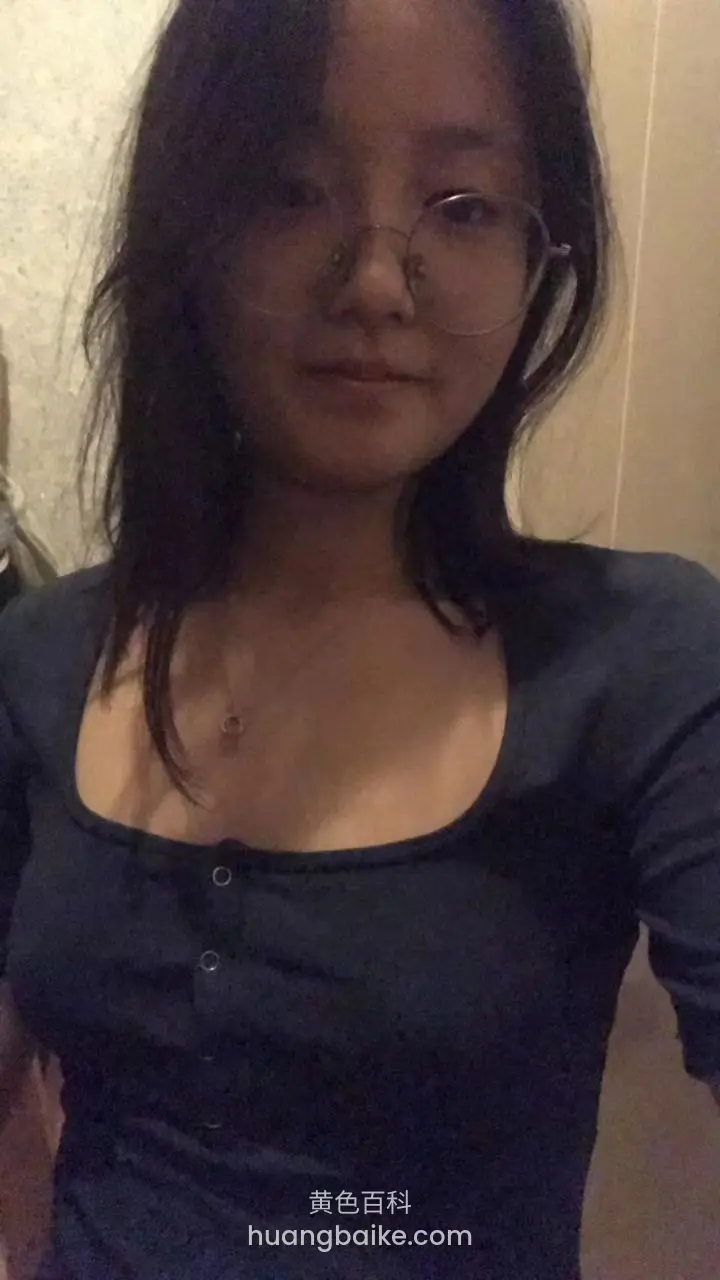 酒店房间里对着镜头自拍