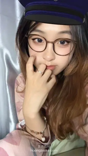 戴眼镜女生戴警帽咬手指