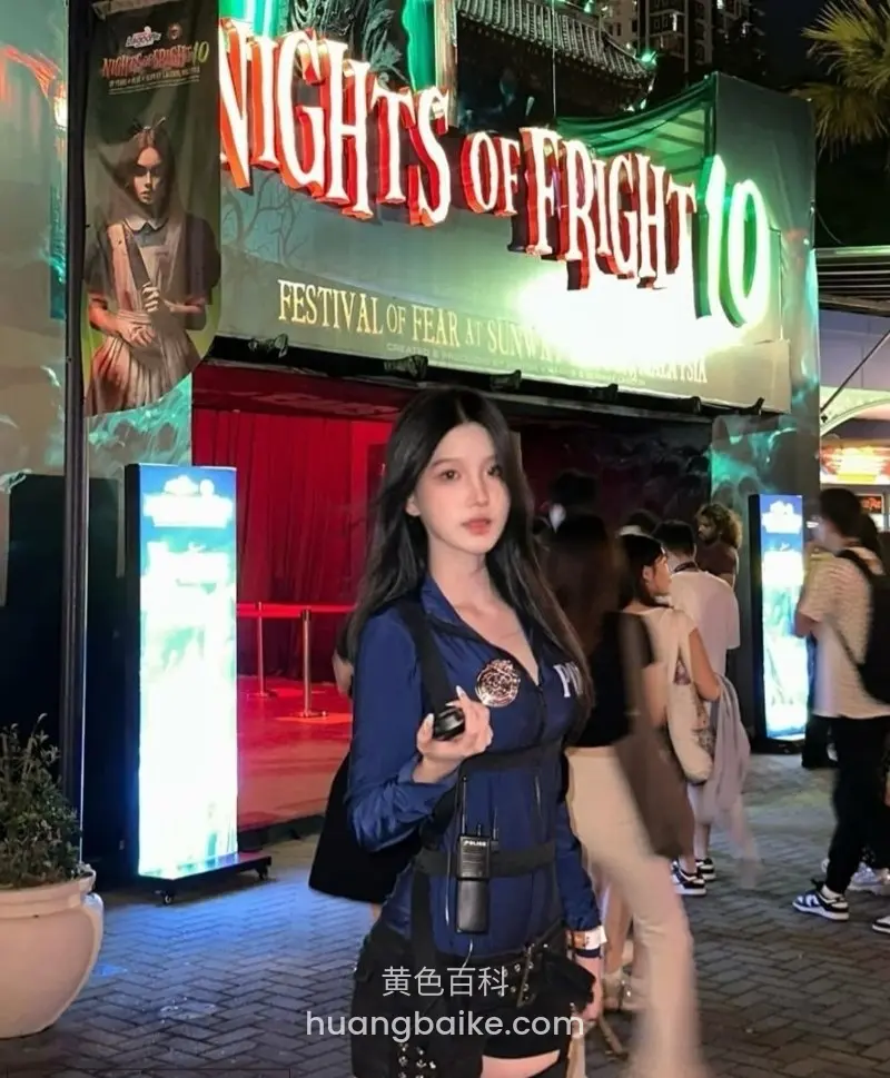 NIGHTS OF FRIGHT 10 入口前站着拿手机
