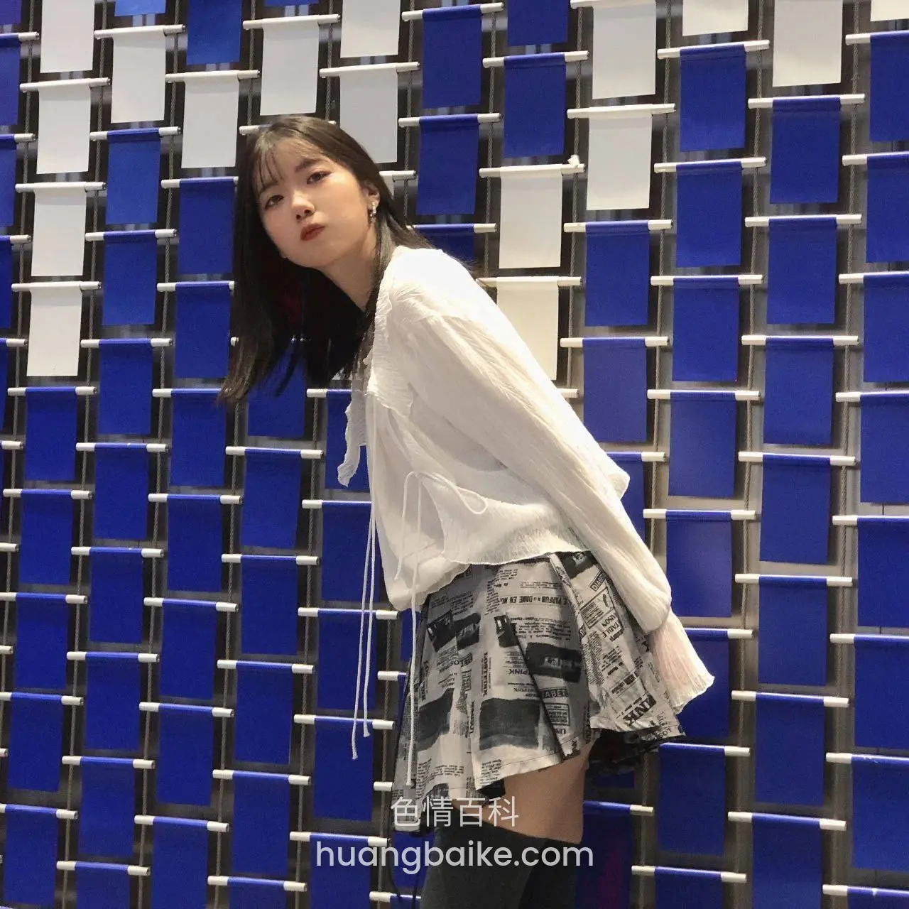 蓝白格子墙前转身回眸