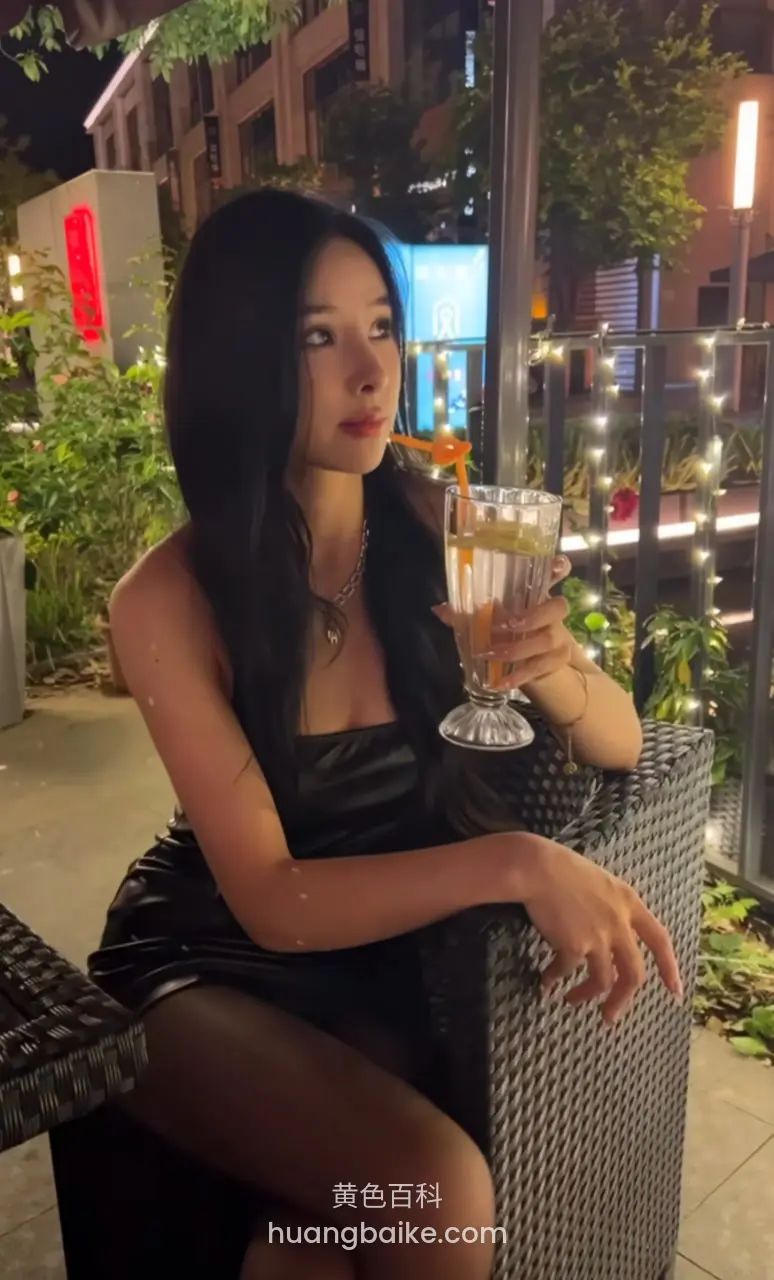 夜店外黑裙女生端着鸡尾酒杯