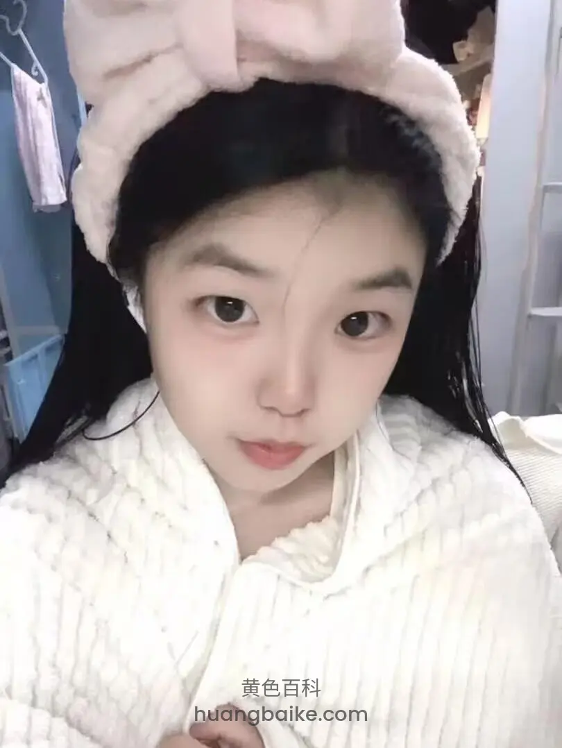 浴室镜子前自拍，手机挡了半张脸