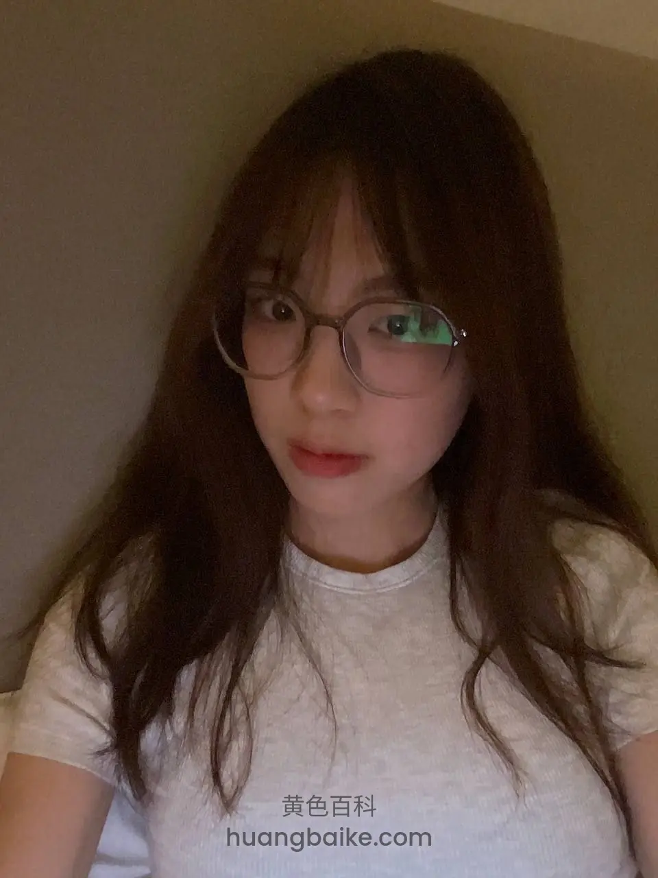 镜头对着脸歪头看