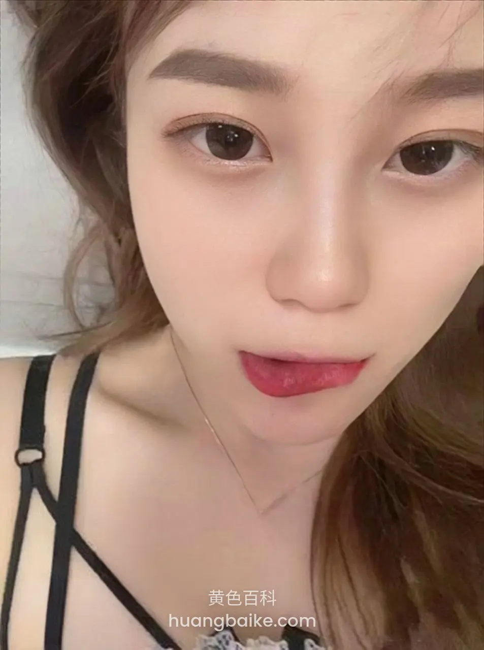抖音颜值顶尖的网红软软，反差成为母狗，丝袜足控福利内容。