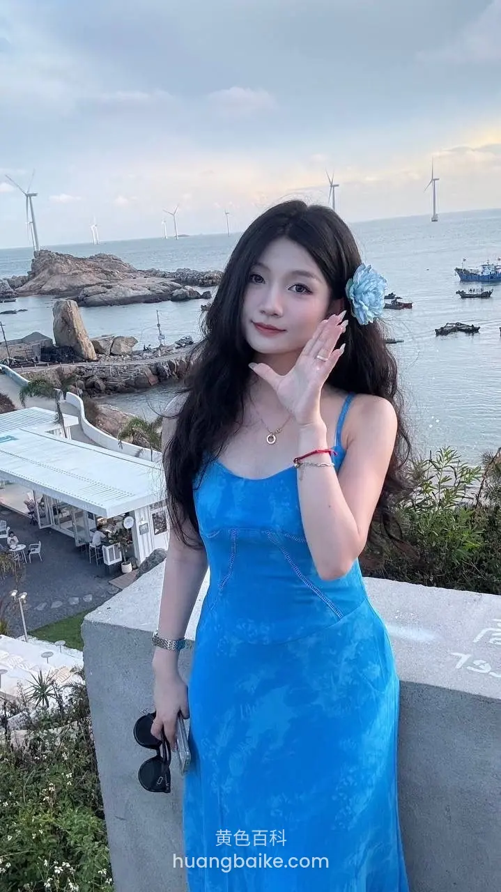海边看台前手托脸，远处风车群