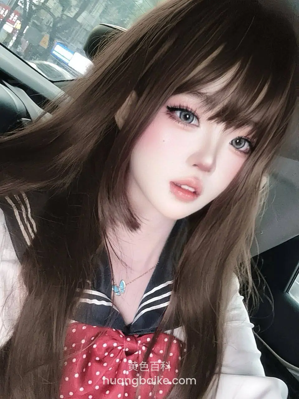 车内自拍低头看镜头，穿水手服红领结