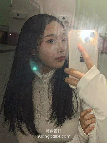 白毛衣拿着苹果手机