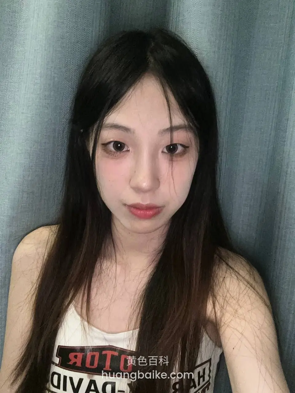 蓝色窗帘前拍下半身