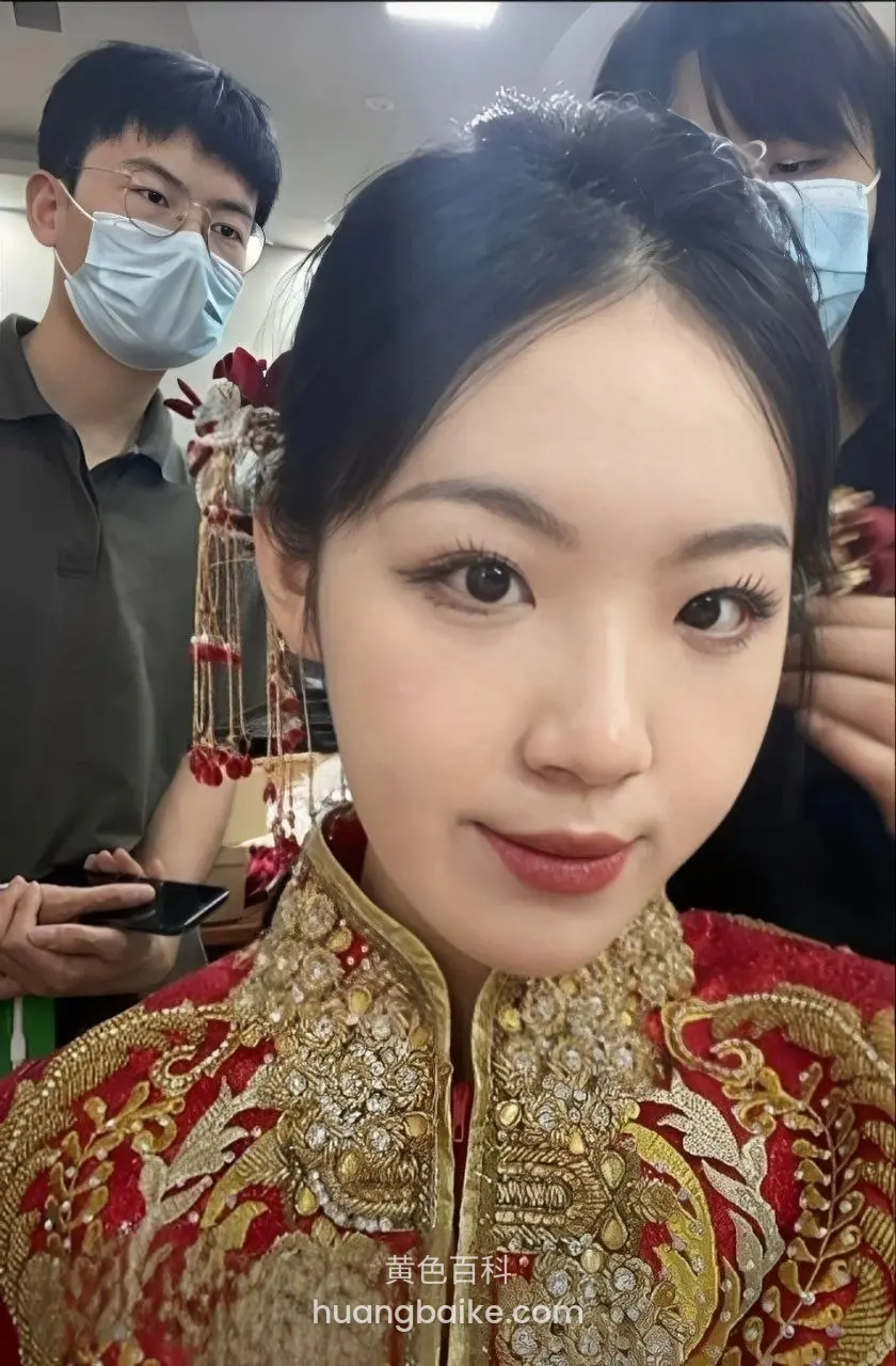 吕金梦正面 化妆师调整耳饰