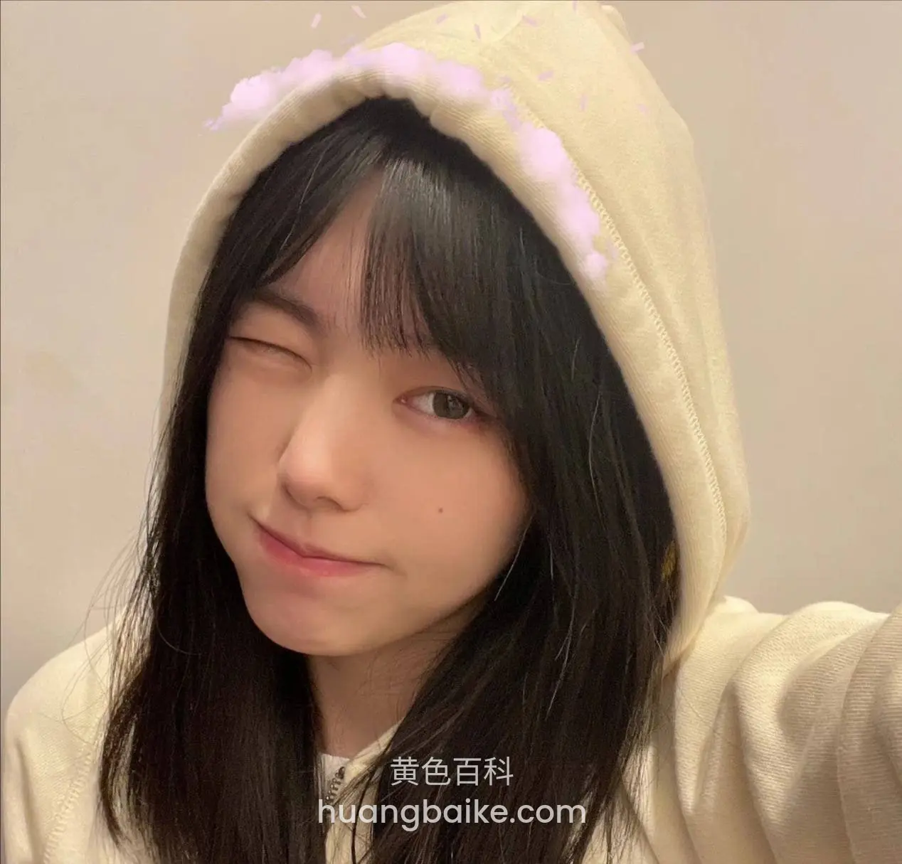 戴帽自拍，单眼眨眼看镜头