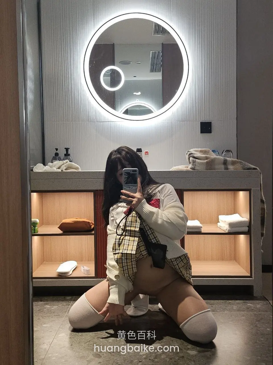 浴室镜子前跪姿，手机挡脸