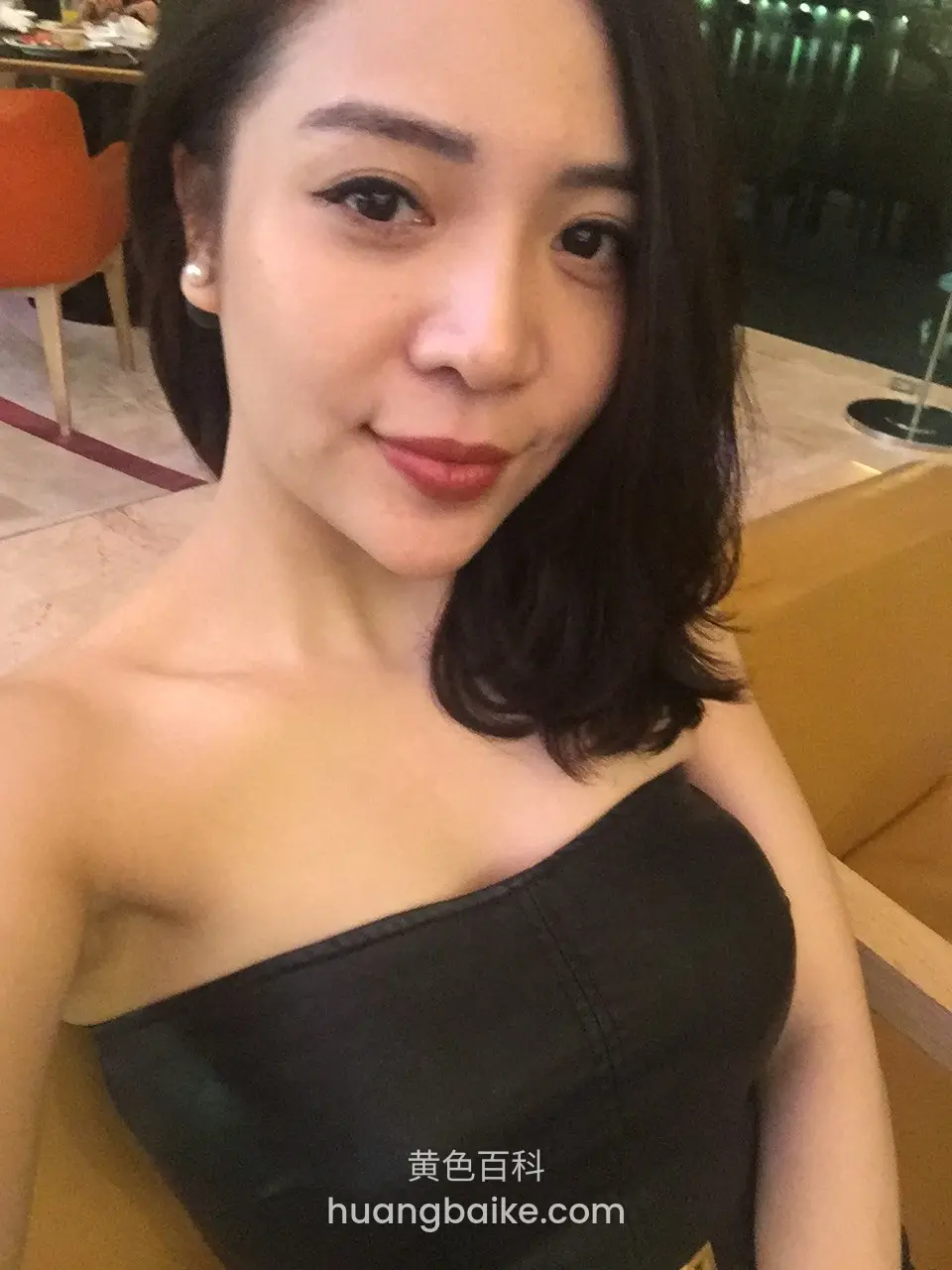 餐厅沙发上拿着手机