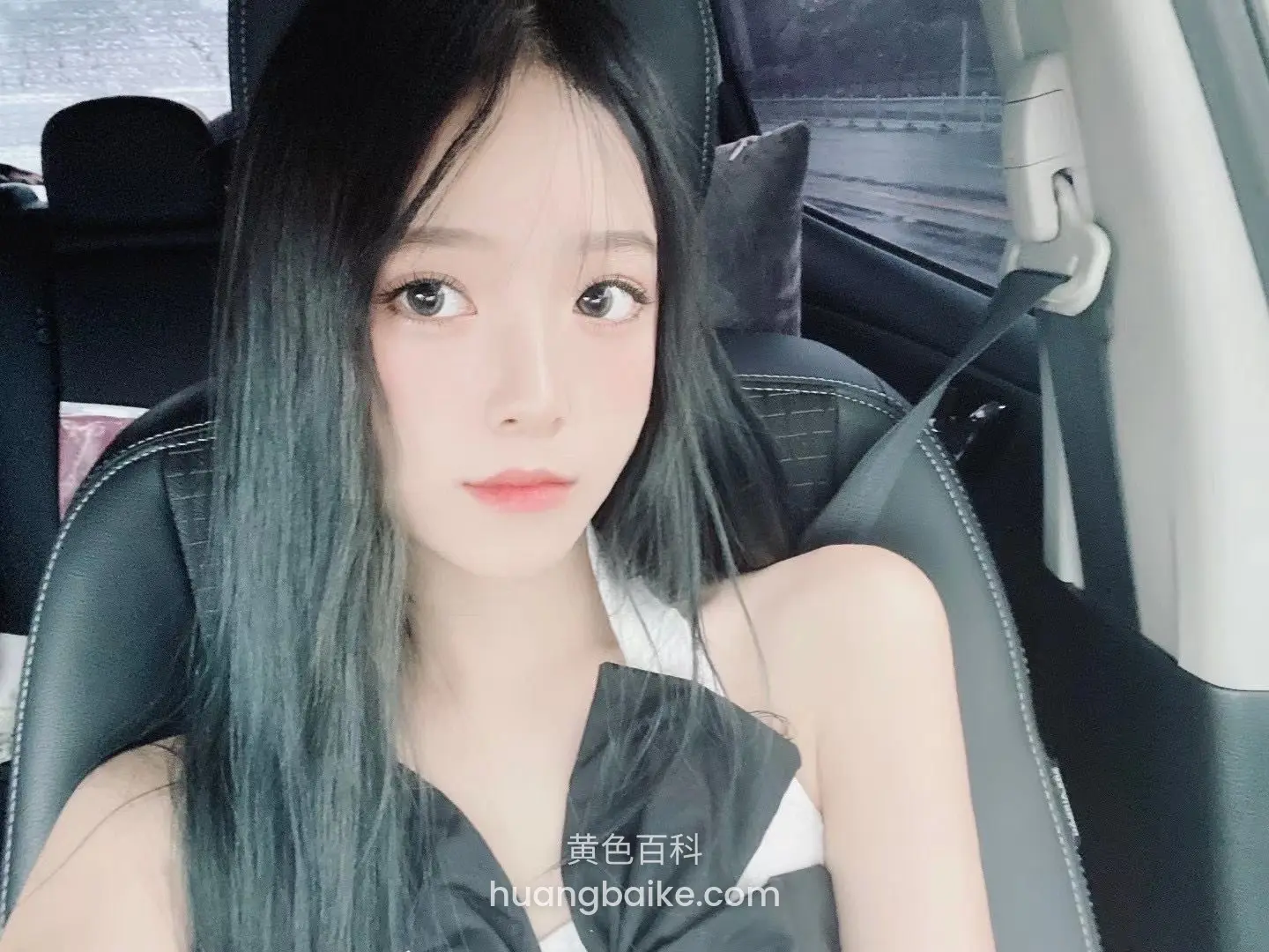 车里系着安全带看镜头，窗外是高速路