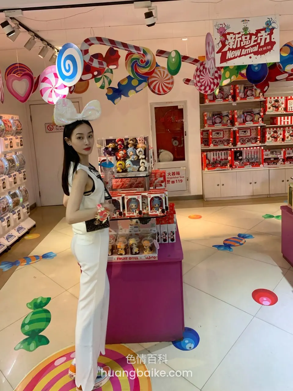 糖果店里手拿饮料，身后墙上新品上市