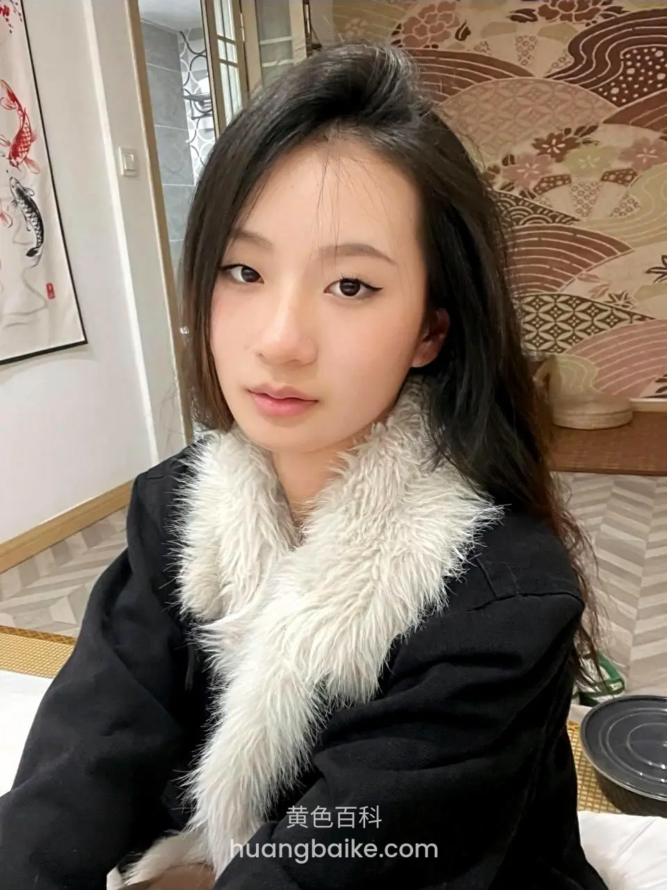 黑发御姐穿白色毛领黑外套自拍