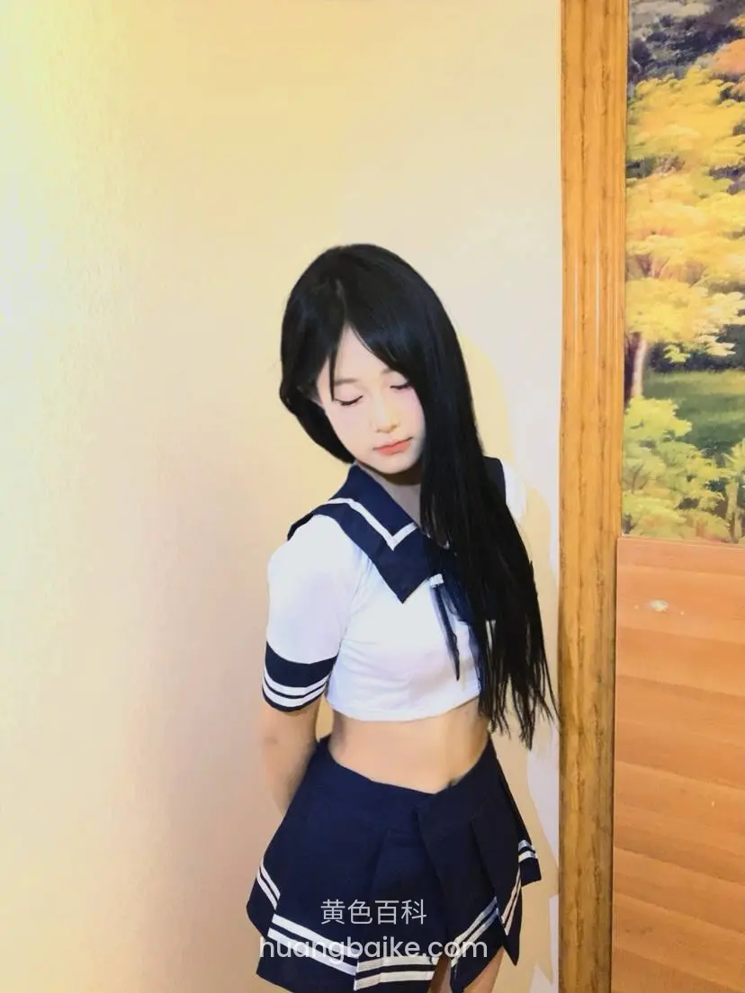 靠门边低头，身后木门和墙