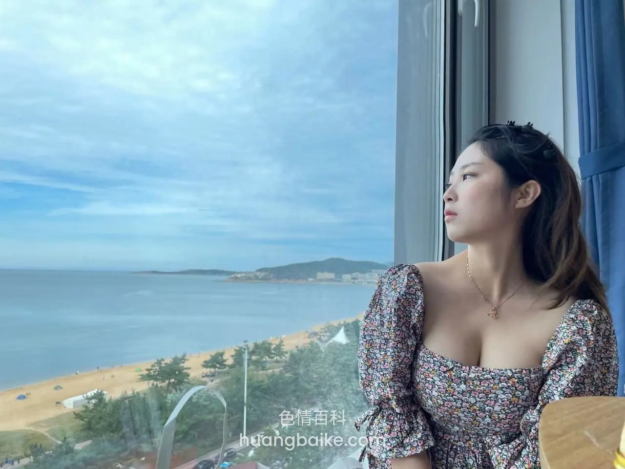 海景窗边侧脸眺望，身后沙滩和海