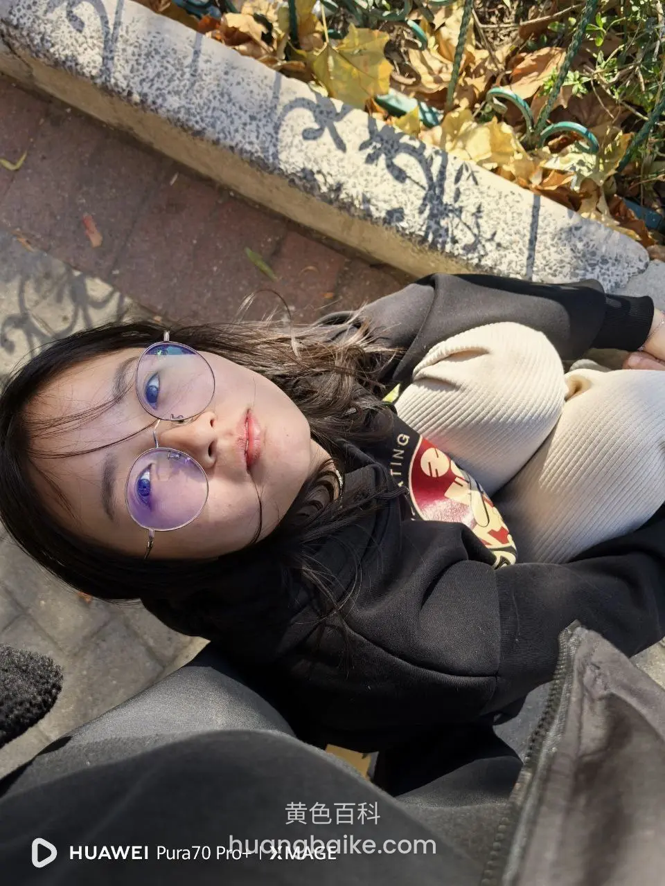 路边躺着看镜头，这角度绝了