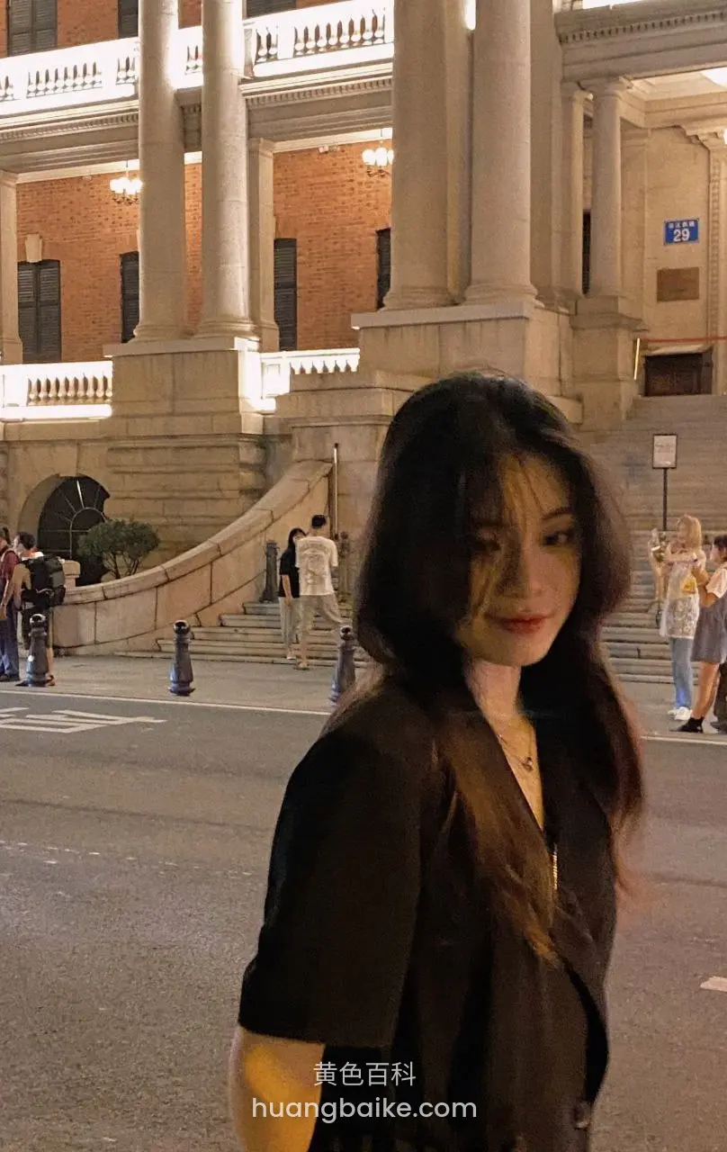 古典建筑前台阶上回头看