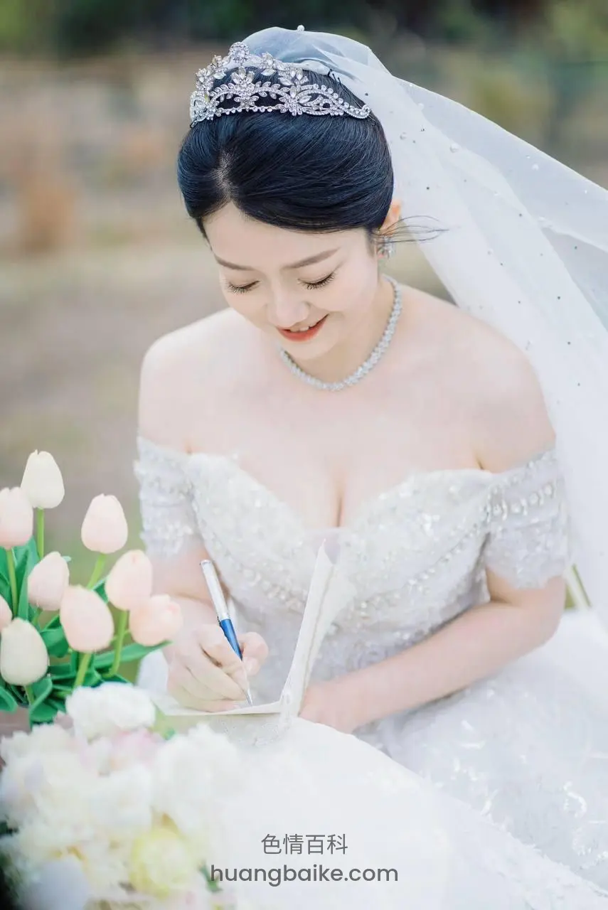 婚纱写字本上签字