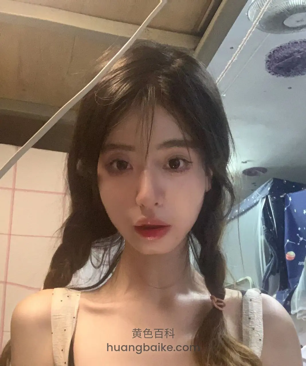 天花板下自拍，身后有电扇和星空帘
