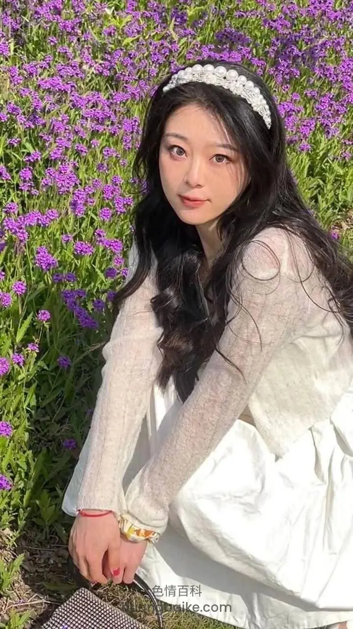 紫花丛中蹲着，手里提着编织包