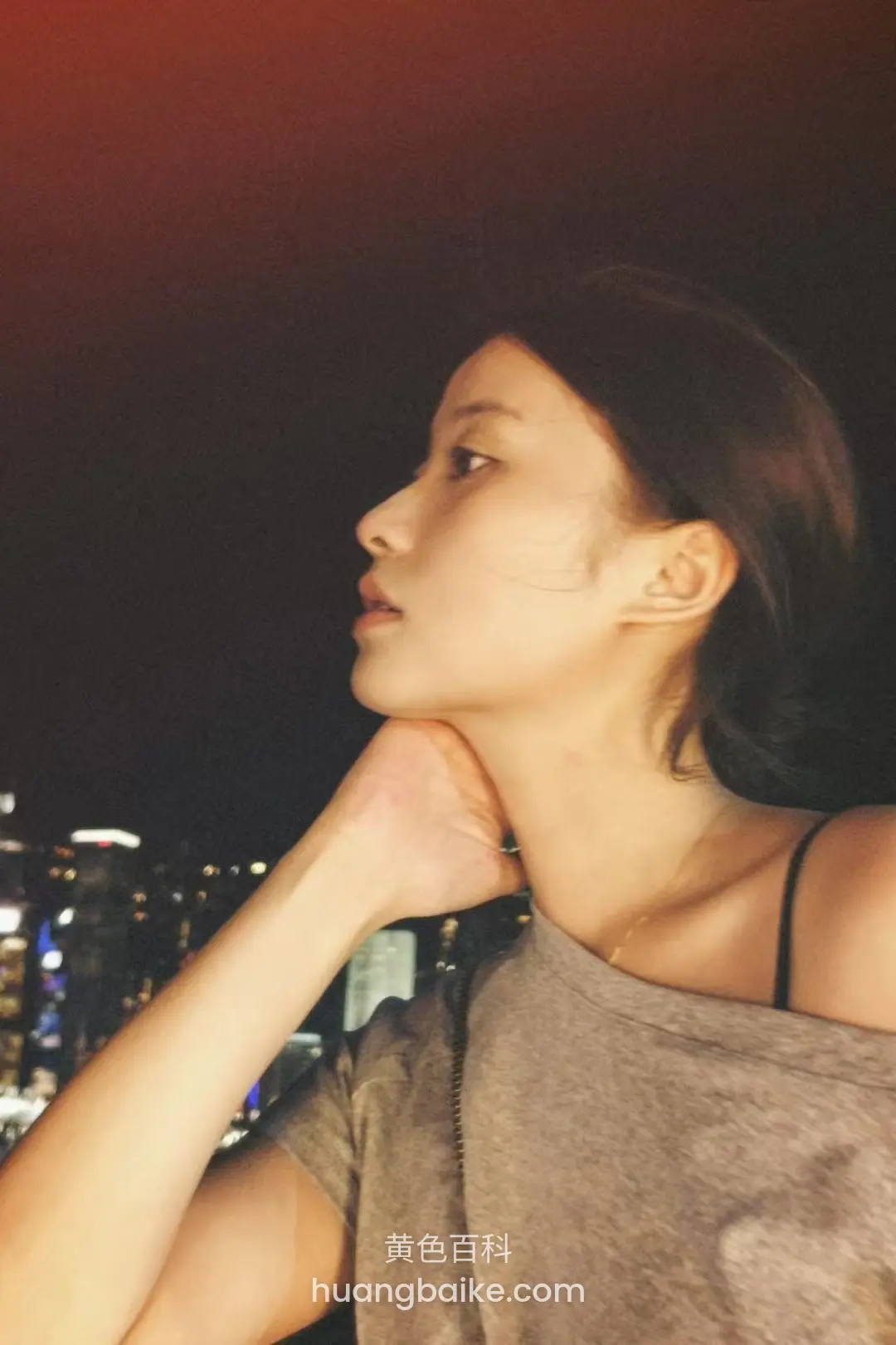 夜景城市背景侧脸手托下巴