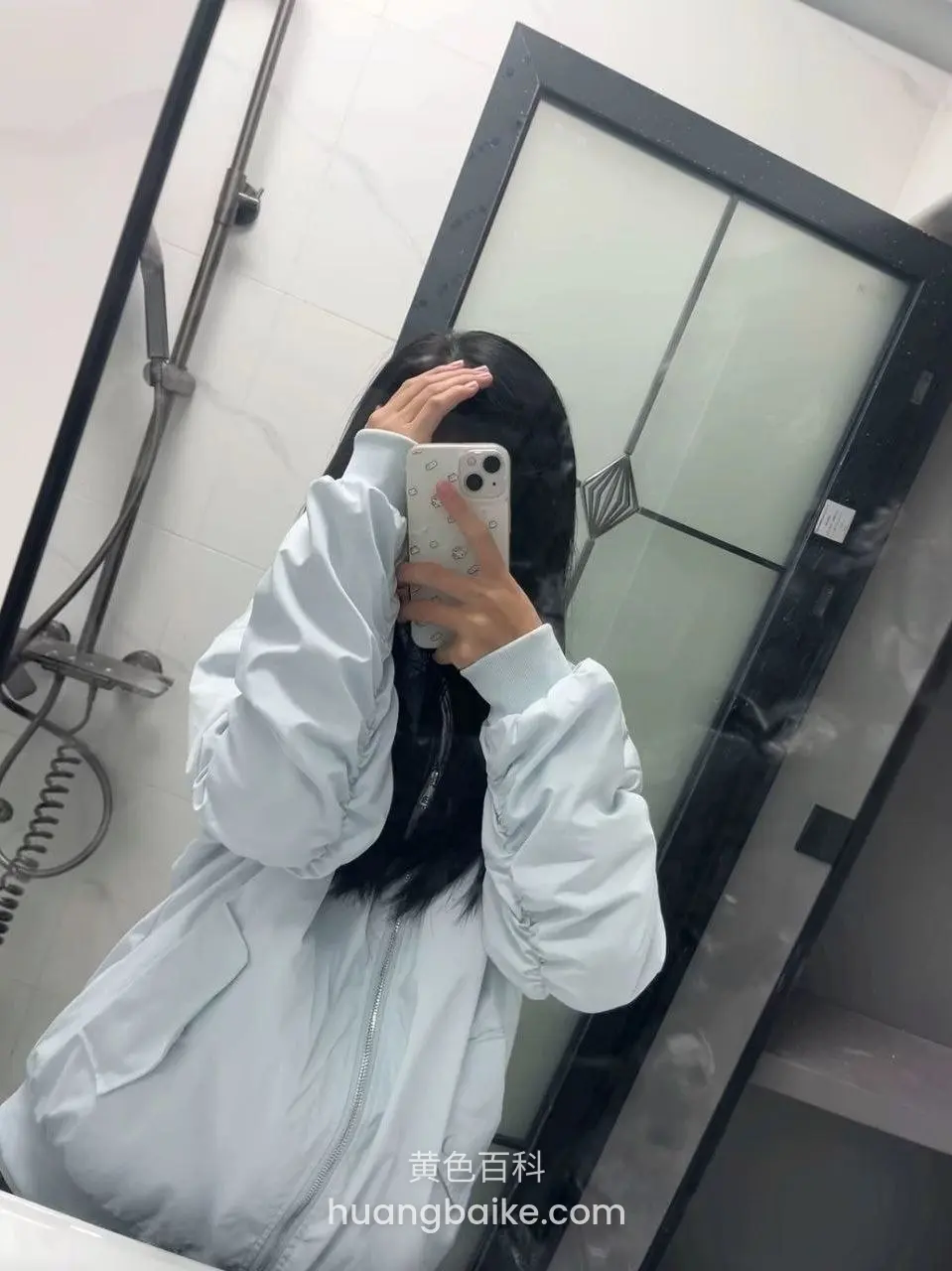 浴室镜子前自拍，手机挡住脸举手遮额