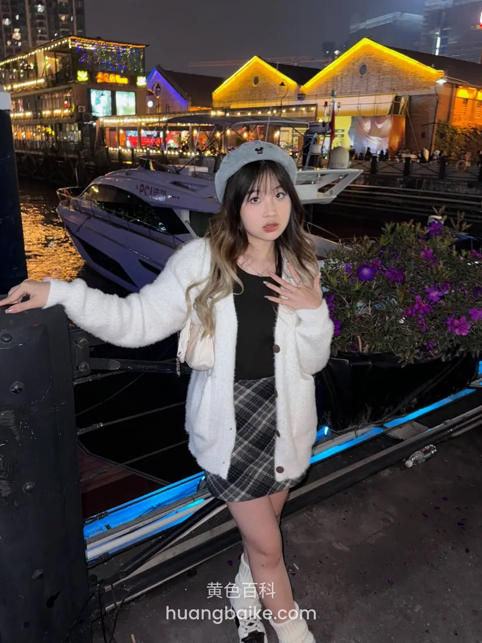 夜间码头扶栏站立，手搭黑柱