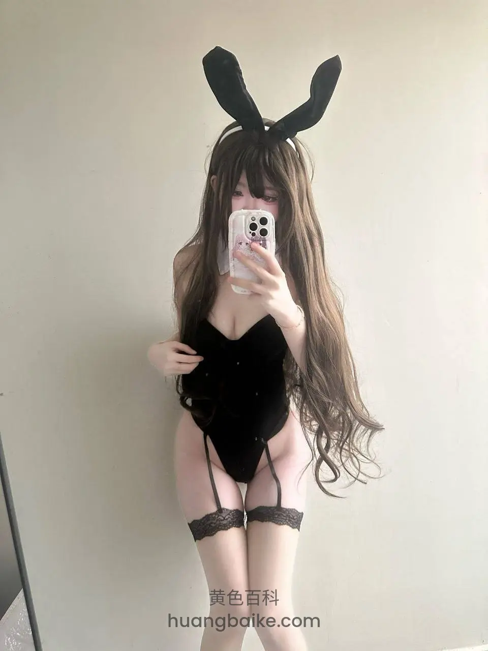 镜头对着镜子，兔耳黑丝情趣装和@水印