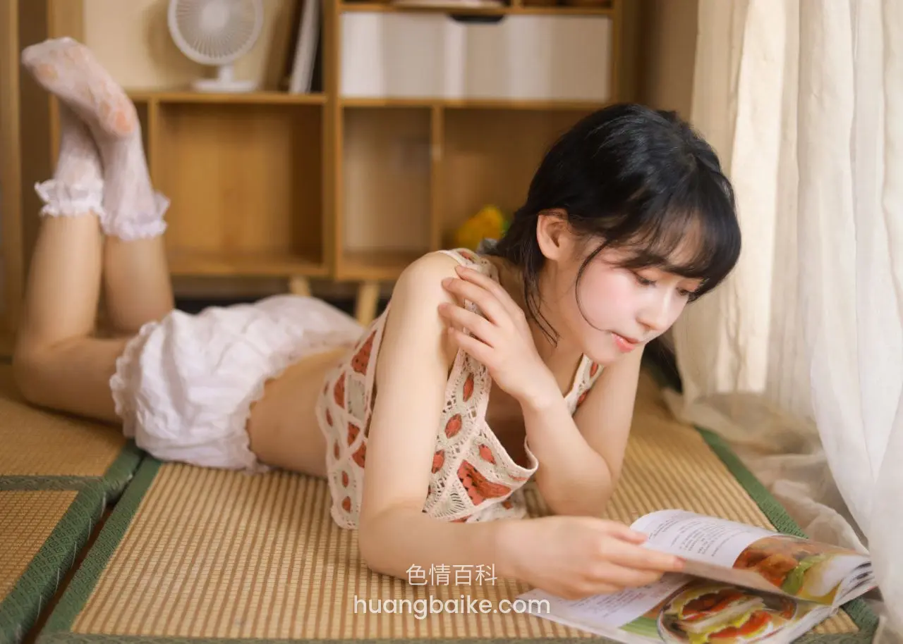 手拿杂志，趴在榻榻米上